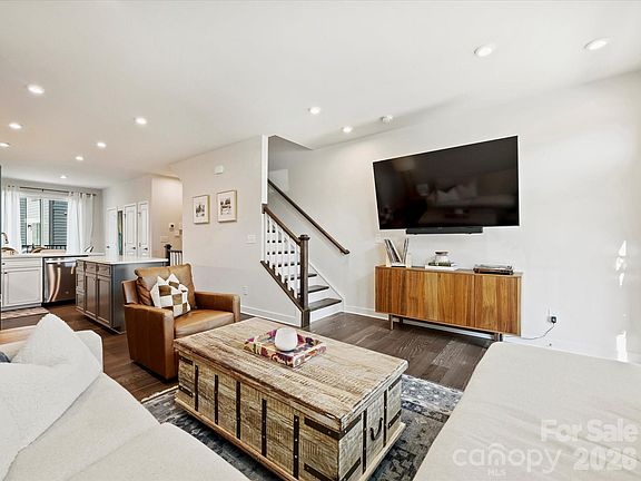 3rd image of 4746 Chastain Ave