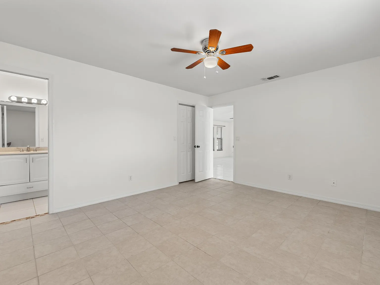 3 bed, 1226 sqft, $2,249 — Photo 4