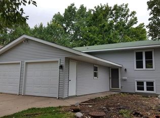 12 Independence St, Pella, IA 50219