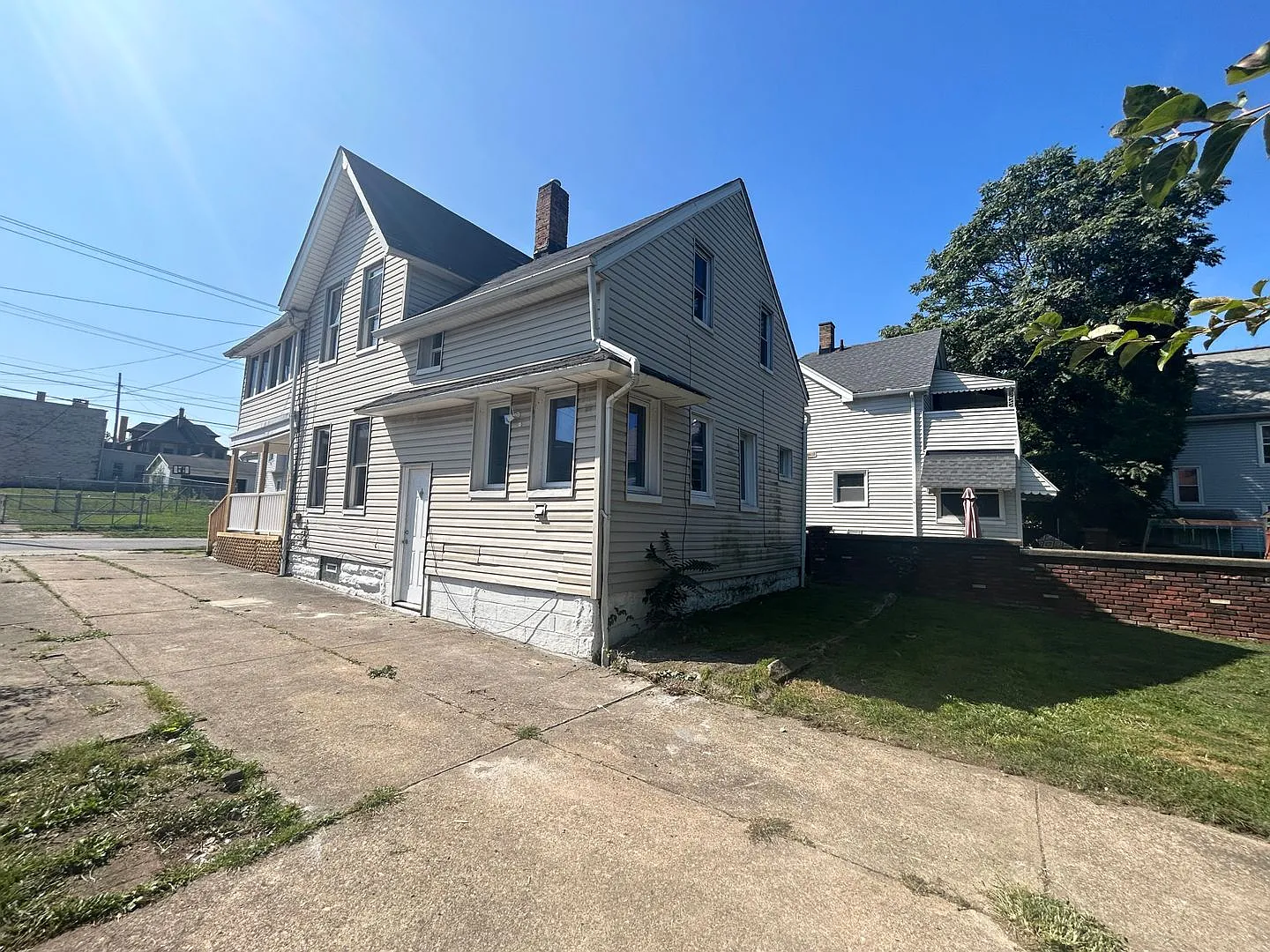 Welcome to this spacious 6-bedroom, 2-bathroom house located in the vibrant city of Cleveland — Photo 4