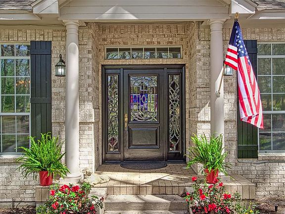 3rd image of 826 Dogwood Trl