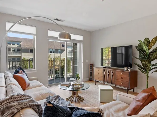 4 Harvest Dr #225, North Andover, MA 01845