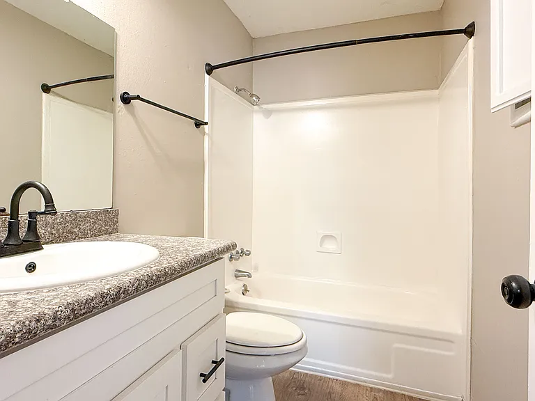 Ingleside Gardens Apartments — Photo 31