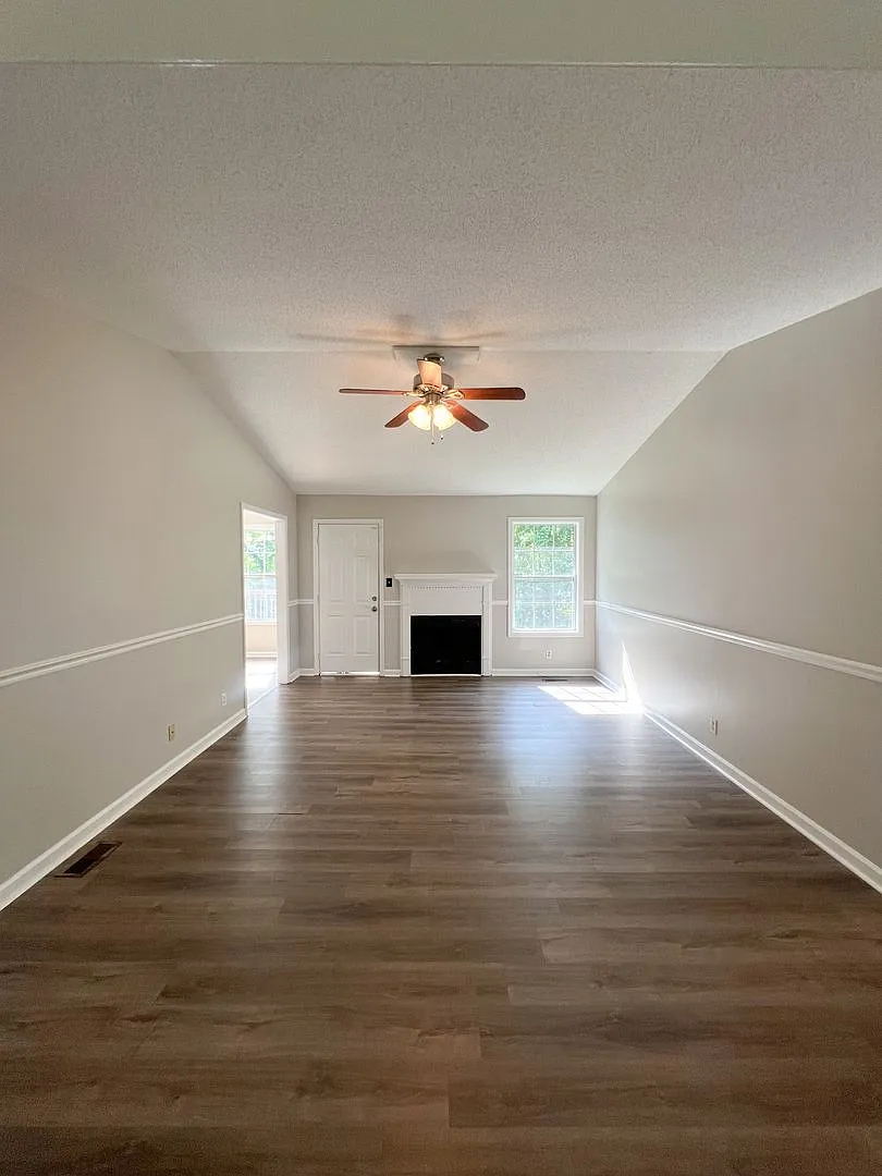 Move-In Special Available! Large Deck and Fenced Backyard! — Photo 3