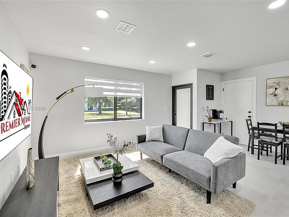 5th image of 6021 SW 19th St