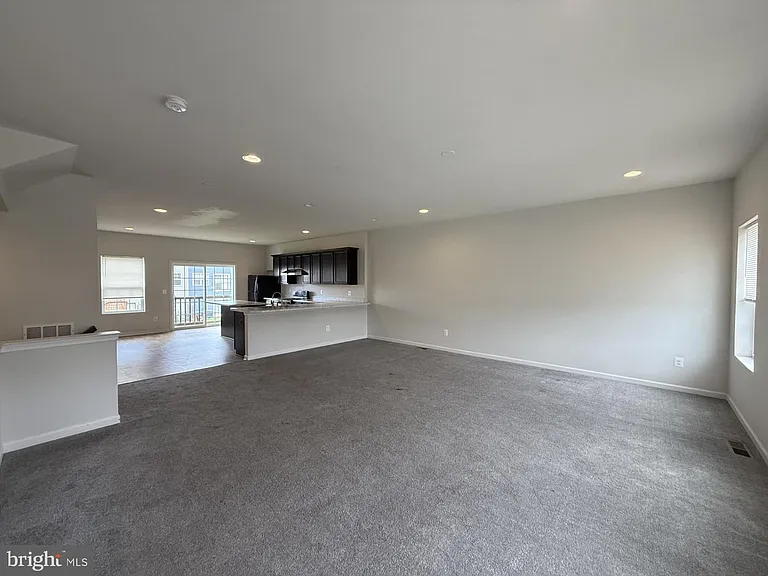 240 Parkland Dr — Photo 6
