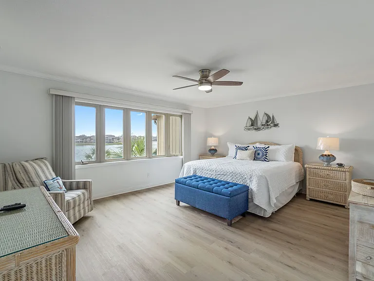 King Master with views of the lake