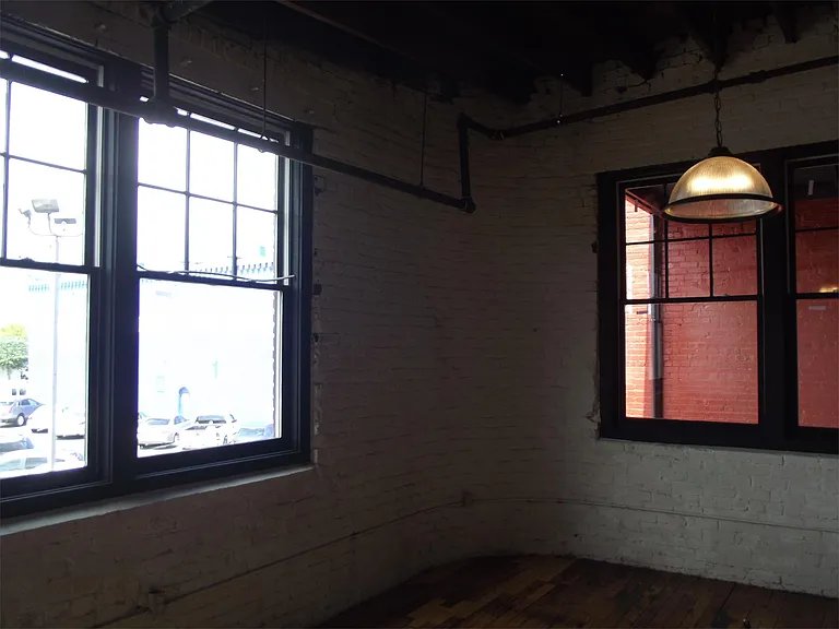 125 Inman St E — Photo 2