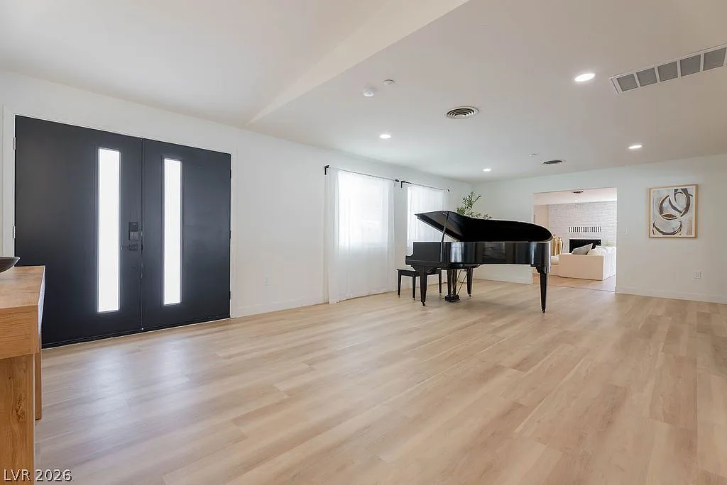 5 bed, 4.5 bath, 3036 sqft, $8,000 — Photo 4