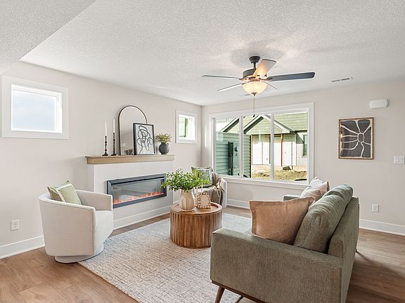 4th image of 596 NE Hart Ln
