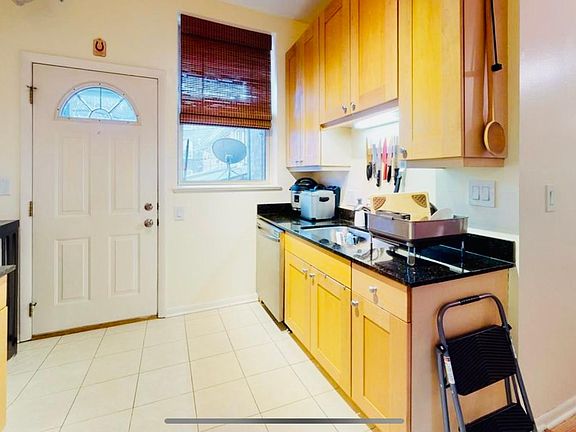 5th image of 7655 N Greenview Ave APT 1