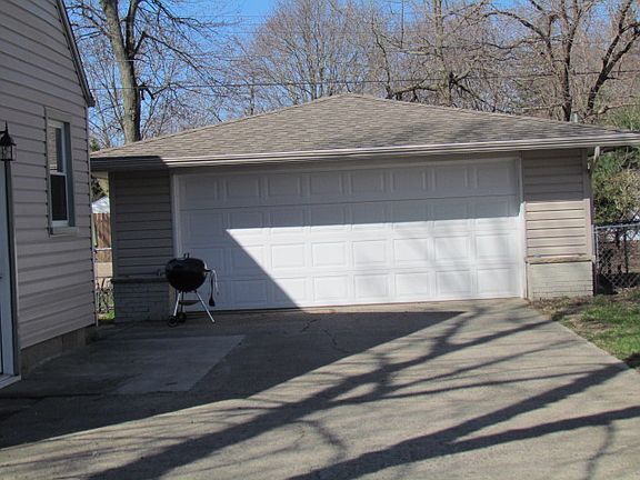 3rd image of 525 Hollis Ave