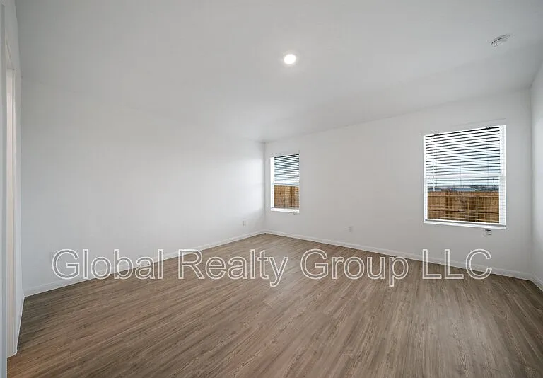 9105 Navarro Vis — Photo 21