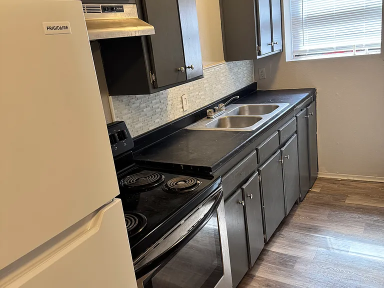 500 SW 10th Ave #8 — Photo 3