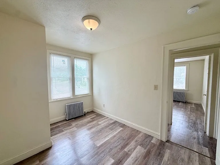 452-454 Thompson Ave — Photo 7