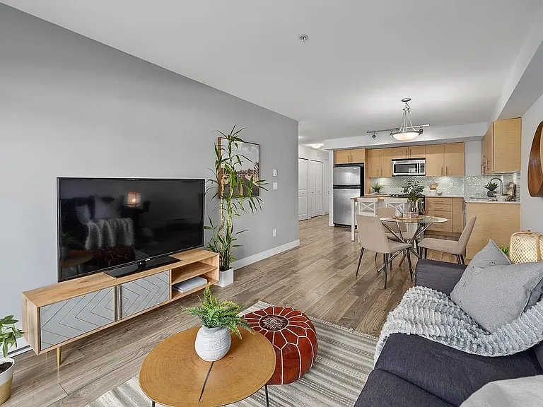 E 8th Ave — Photo 15