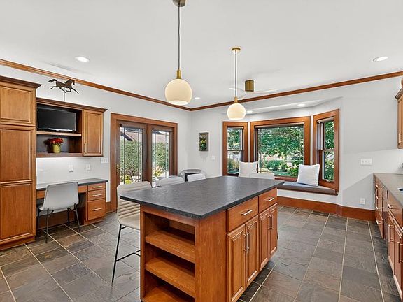 5th image of 404 1st St NE