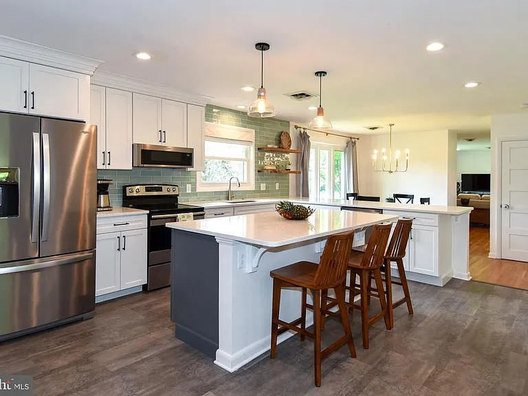 2 Cinnamon Fern Rd — Photo 3
