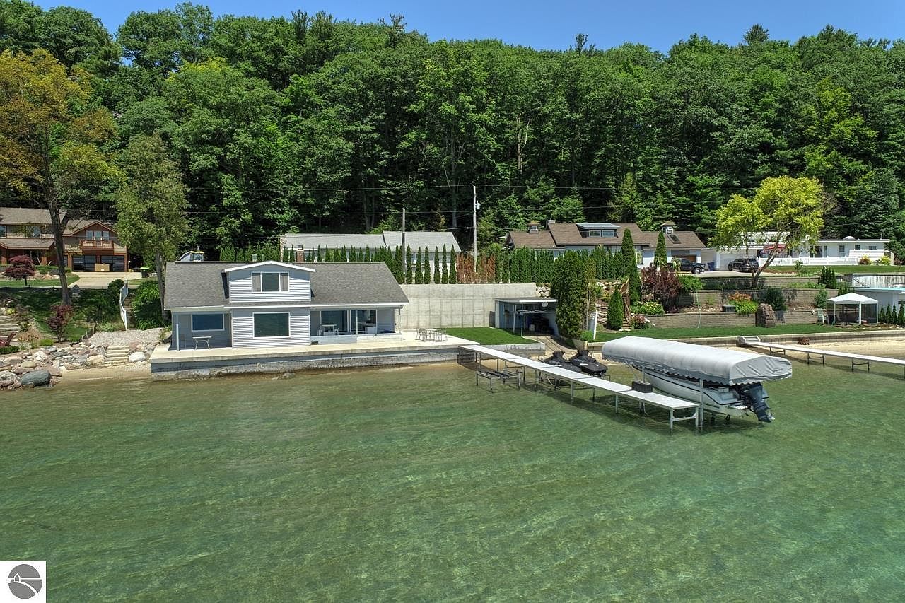 10602 Bluff Rd, Traverse City, MI 49686 MLS 1897682 Zillow