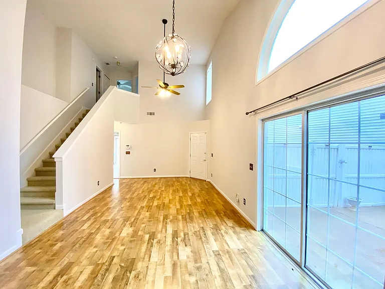 685 Chantress Ct — Photo 3