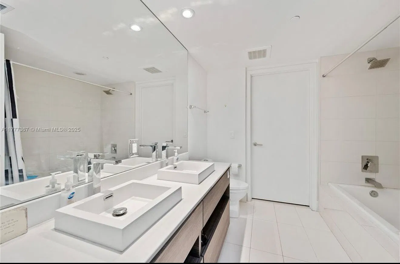 2 bed, 1.0 bath, 877 sqft, $3,609 — Photo 3