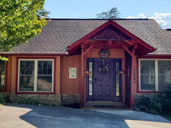 2218 Village Summit Dr, Sevierville, TN 37862