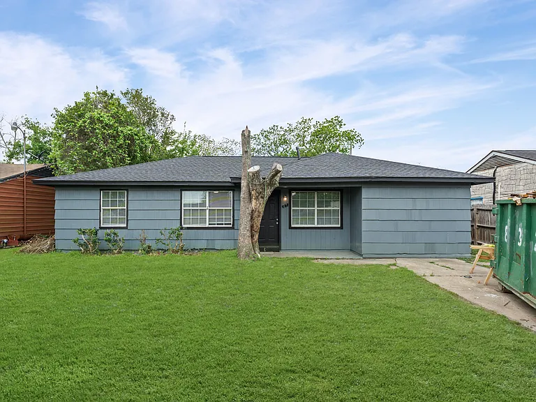 721 Champs St — Photo 1