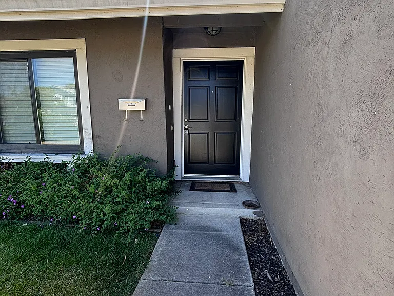 2348 Sawyer Ct — Photo 2