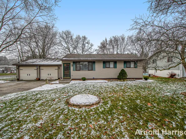 933 E Woodland St, Greenville, MI 48838