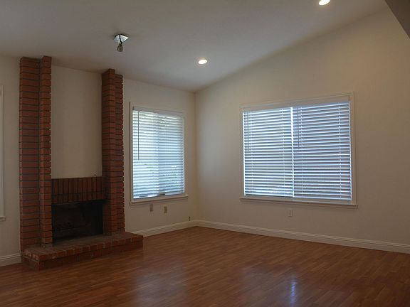 4th image of 2221 Lynbrook Dr
