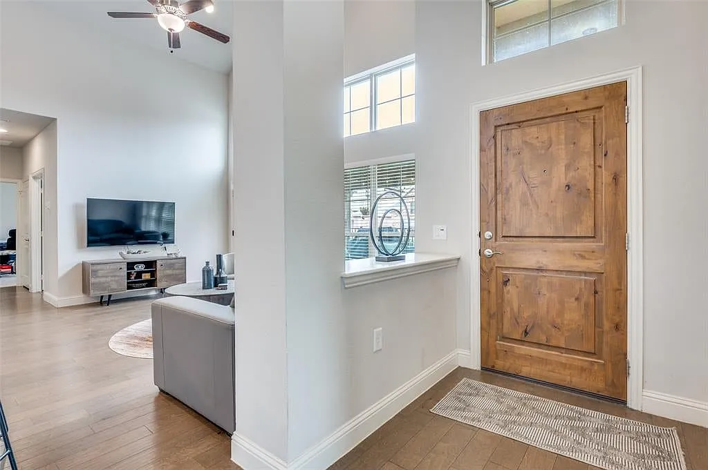 3 bed, 3.0 bath, 2094 sqft, $3,100 — Photo 4