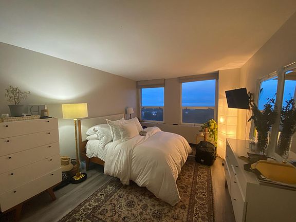 2nd image of 2626 N Lakeview Ave APT 1307