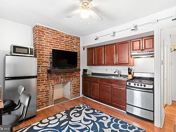 5th image of 320 S Juniper St