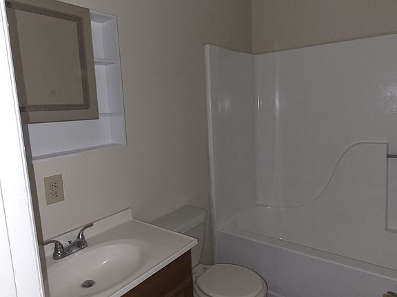 2nd image of 320 Hubbard St