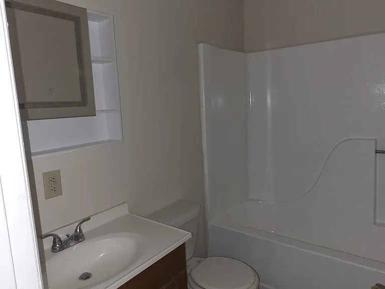 320 Hubbard St — Photo 2