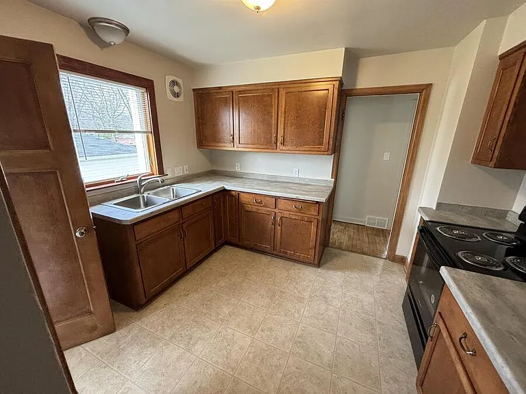 W63N399 Hillcrest Ave — Photo 4