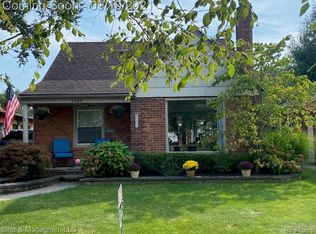 1985 Oxford Rd, Grosse Pointe Woods, MI 48236