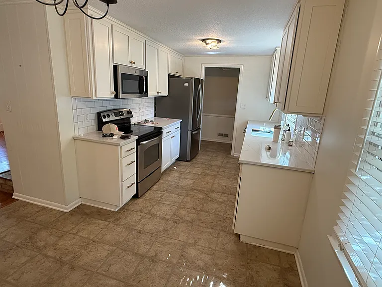 5555 Roeland Dr — Photo 3