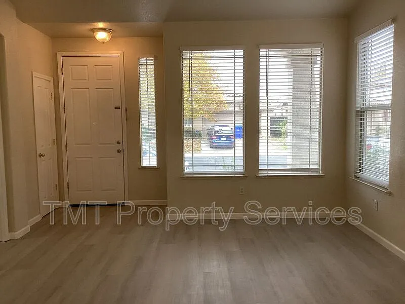 4 bed, 2.0 bath, 1777 sqft, $2,985 — Photo 3