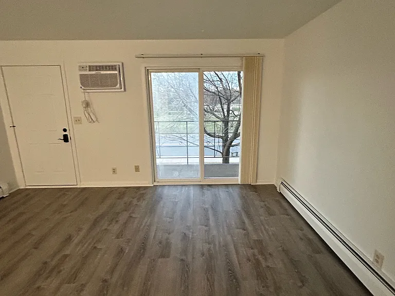 1002 Main St #1 — Photo 4