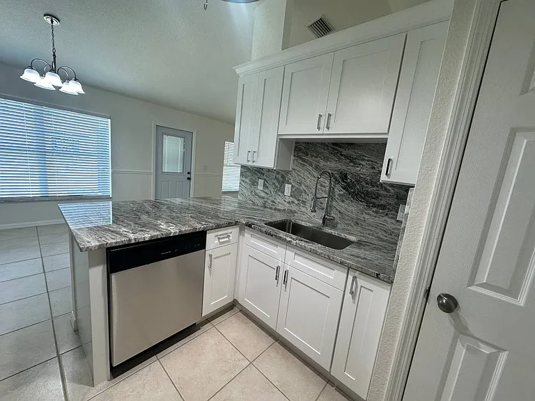 1603 NE 34th Ln — Photo 6