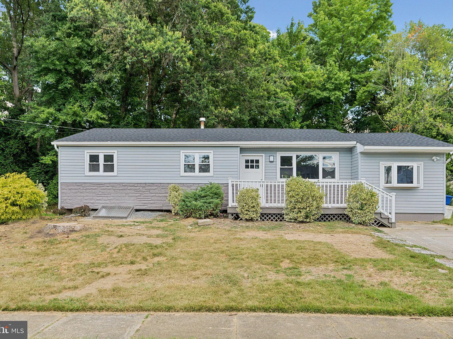4 bed, 1975 sqft, $4,950 — Photo 2