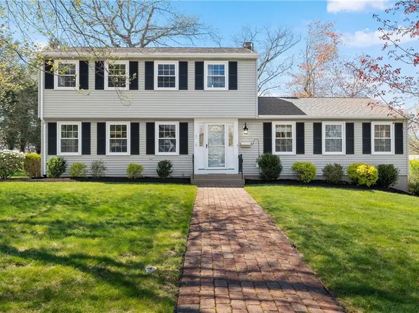 8 Wagon Wheel Ln, Lincoln, RI 02865