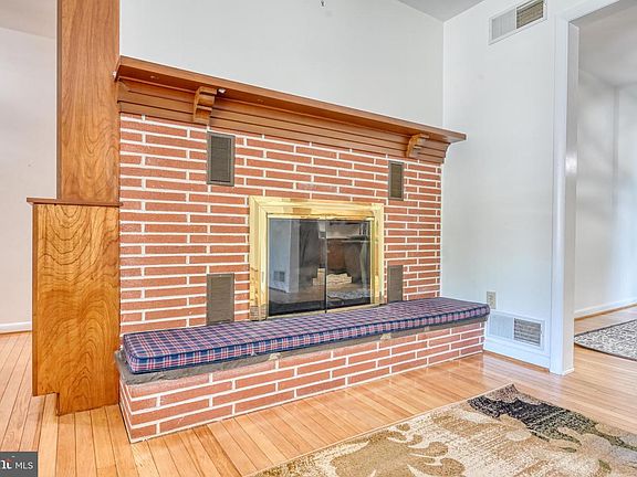 5th image of 10 E Lincoln Ave