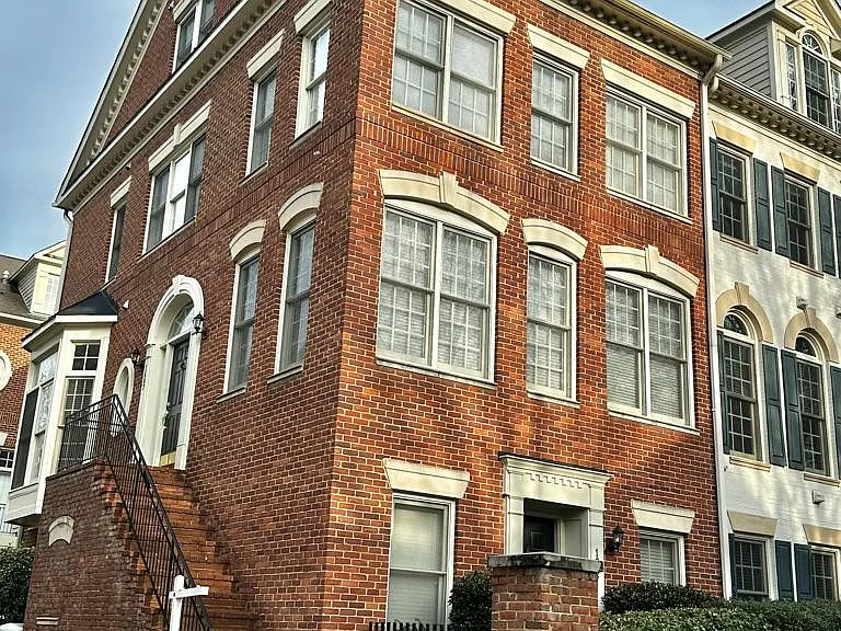 1607 Seneca Ave — Photo 1