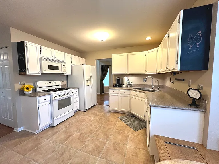 812 Canterbury Ln — Photo 8