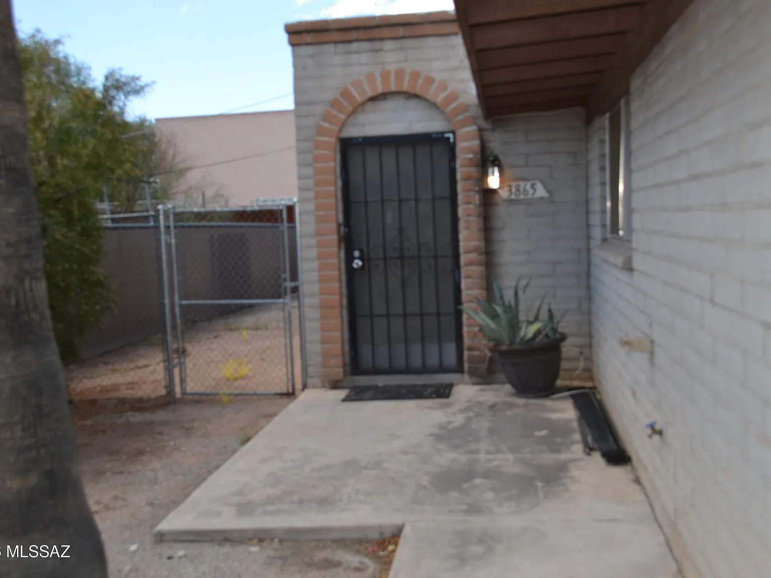 2 bed, 1.5 bath, 800 sqft, $1,200 — Photo 2