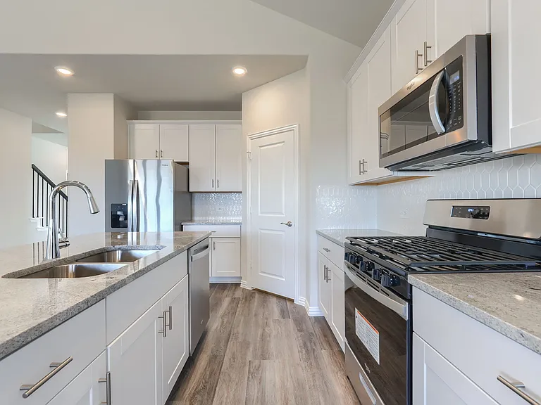 906 Jennie St — Photo 8