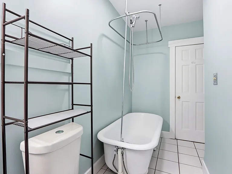 216 E Henry St #A — Photo 5
