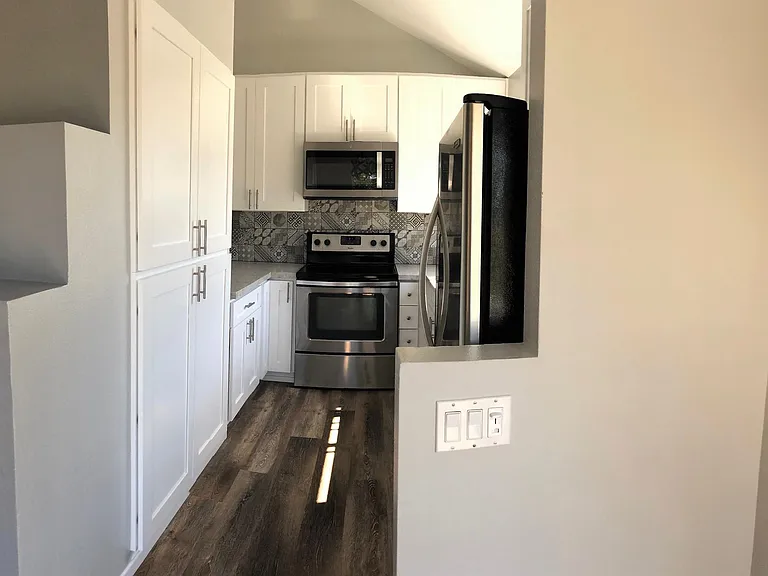 Kitchen w/white shaker cabinets